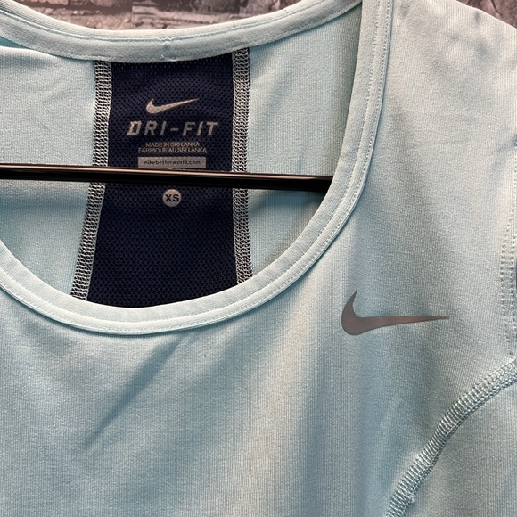 Nike top - Picture 2 of 7